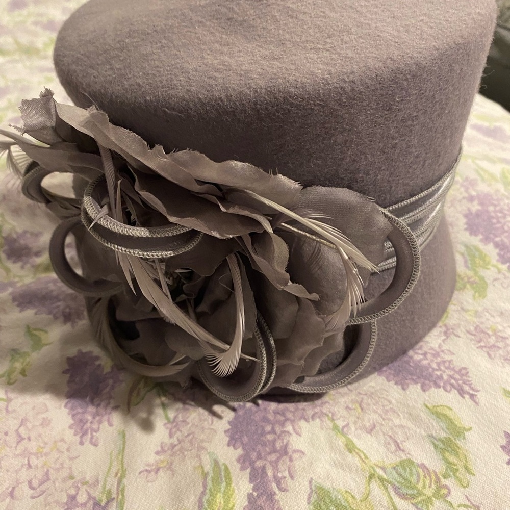 Elegant Gray Women's Hat with Floral Feather Accent